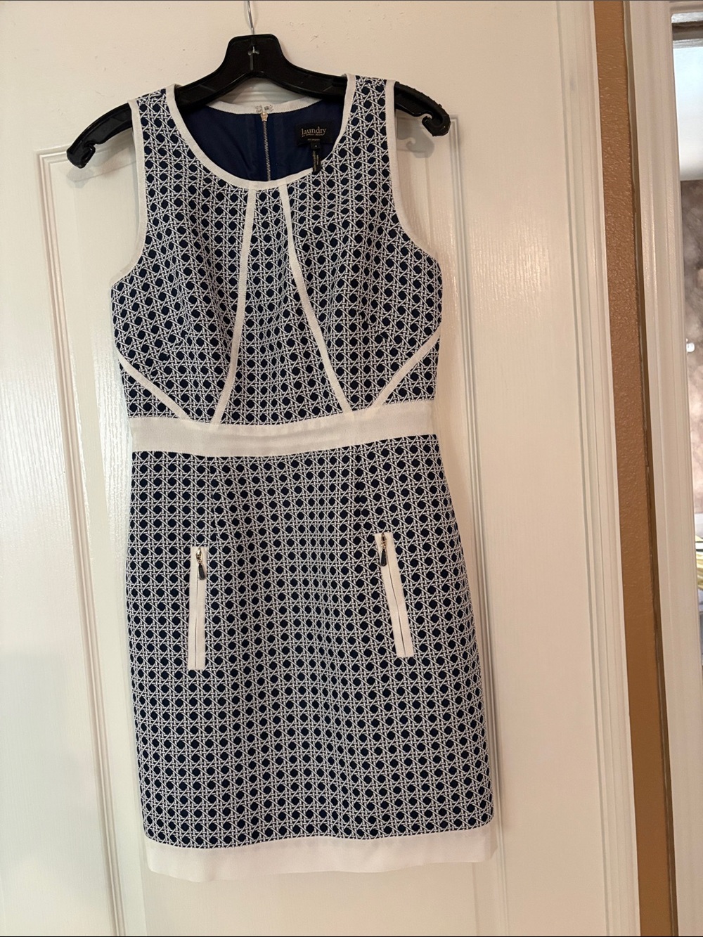 Laundry by Shelli Segal Navy and White Sleeveless Sheath Dress
